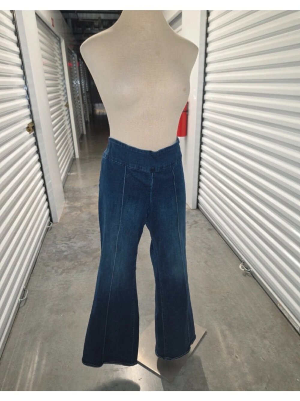 Express Mid Rise Dark Wash 70's Flare Center-Seam Pull on Denim Jeans Size XL